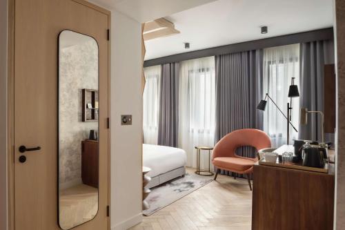 Habitación con cama grande adaptada para personas de movilidad reducida del hotel Canopy By Hilton London City. Foto 1