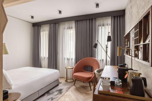 Habitación con cama grande adaptada para personas de movilidad reducida del hotel Canopy By Hilton London City. Foto 2