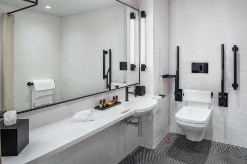 Habitación con cama grande adaptada para personas de movilidad reducida del hotel Canopy By Hilton London City. Foto 4