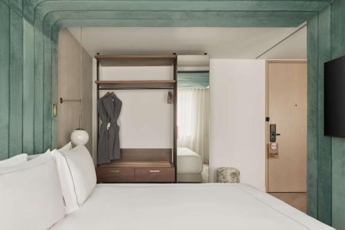 Suite de 1 dormitorio - 1 cama extragrande del hotel Canopy By Hilton London City. Foto 1