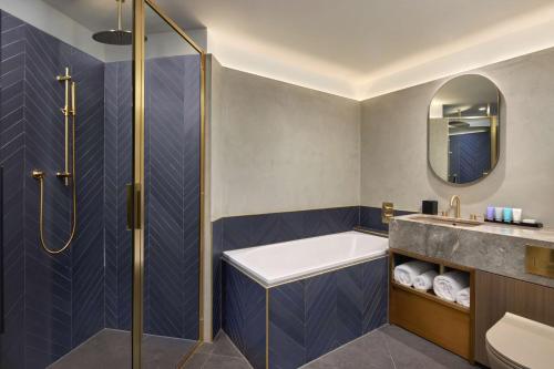 Suite de 1 dormitorio - 1 cama extragrande del hotel Canopy By Hilton London City. Foto 6