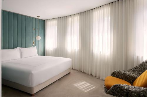 Suite de 1 dormitorio - 1 cama extragrande del hotel Canopy By Hilton London City. Foto 10