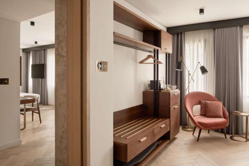 Suite Junior con cama extragrande - Adaptada para personas con discapacidad del hotel Canopy By Hilton London City. Foto 1