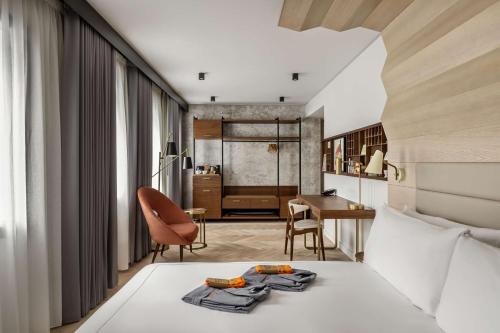 Suite Junior con cama extragrande - Adaptada para personas con discapacidad del hotel Canopy By Hilton London City. Foto 4