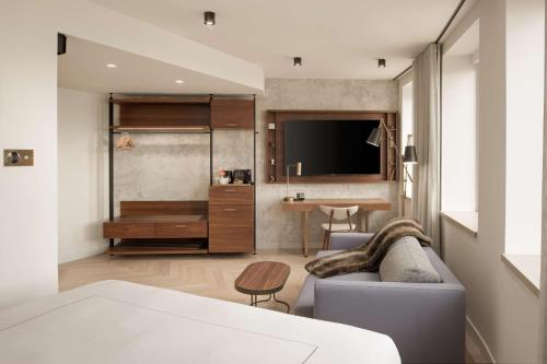 Suite Junior con cama extragrande del hotel Canopy By Hilton London City. Foto 2