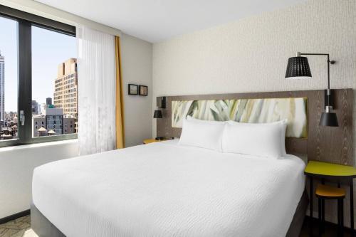 Estudio con cama extragrande, vistas parciales a la ciudad, zona de cocina completa y ducha accesible en silla de ruedas - Adaptado para personas con del hotel TownePlace Suites by Marriott New York Manhattan/Chelsea