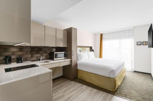 Estudio con cama extragrande, vistas parciales a la ciudad, zona de cocina completa y ducha accesible en silla de ruedas - Adaptado para personas con del hotel TownePlace Suites by Marriott New York Manhattan/Chelsea. Foto 2