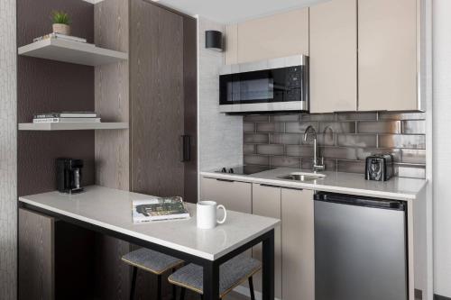 Estudio con cama extragrande, vistas parciales a la ciudad, zona de cocina completa y ducha accesible en silla de ruedas - Adaptado para personas con del hotel TownePlace Suites by Marriott New York Manhattan/Chelsea. Foto 4