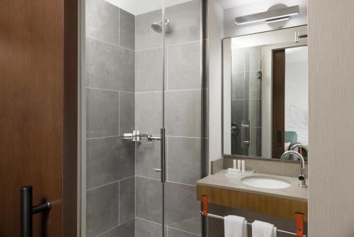 Estudio con minizona de cocina y terraza - 1 cama extragrande del hotel TownePlace Suites by Marriott New York Manhattan/Chelsea. Foto 3