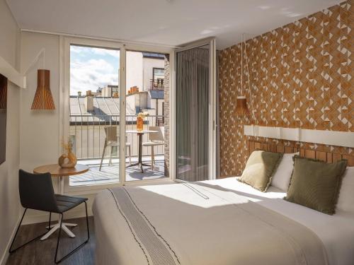Habitación Superior con cama grande y balcón del hotel Ibis Paris Gare Montparnasse Catalogne. Foto 1