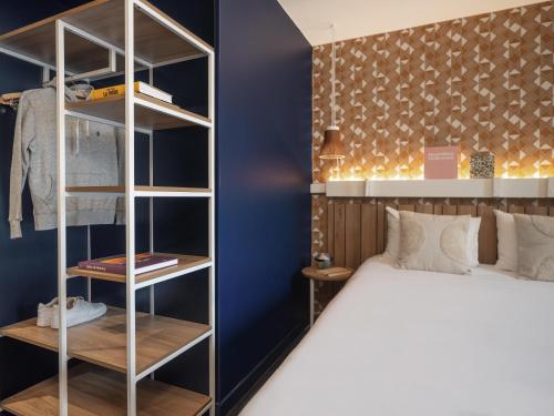 Habitación Triple con 1 cama doble y 1 sofá cama del hotel Ibis Paris Gare Montparnasse Catalogne