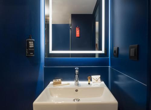 Habitación Doble Estándar - 2 camas del hotel Ibis Paris Gare Montparnasse Catalogne. Foto 5