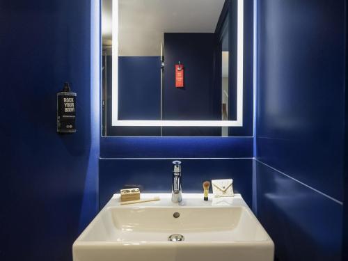 Habitación Doble Estándar del hotel Ibis Paris Gare Montparnasse Catalogne. Foto 1