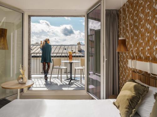 Habitación Superior con cama grande y balcón del hotel Ibis Paris Gare Montparnasse Catalogne