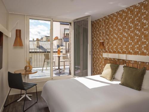 Habitación Superior con cama grande y balcón del hotel Ibis Paris Gare Montparnasse Catalogne. Foto 3