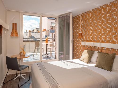 Habitación Superior con cama grande y balcón del hotel Ibis Paris Gare Montparnasse Catalogne. Foto 11