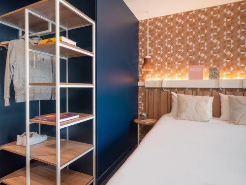 Habitación Superior con cama grande y balcón del hotel Ibis Paris Gare Montparnasse Catalogne. Foto 15