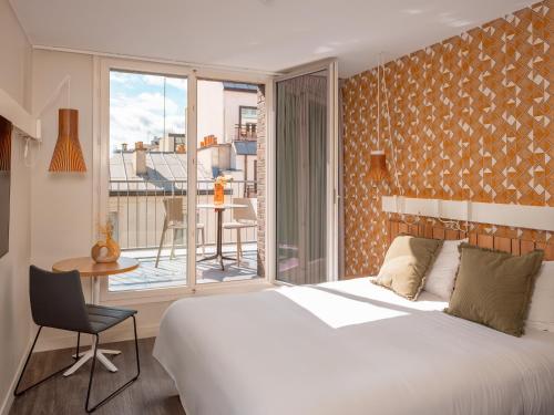 Habitación Superior con cama grande y balcón del hotel Ibis Paris Gare Montparnasse Catalogne. Foto 16