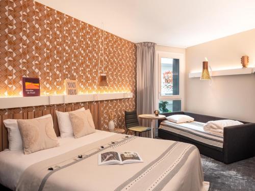 Habitación Triple con 1 cama doble y 1 sofá cama del hotel Ibis Paris Gare Montparnasse Catalogne. Foto 8