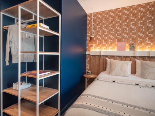 Habitación Triple con 1 cama doble y 1 sofá cama del hotel Ibis Paris Gare Montparnasse Catalogne. Foto 11