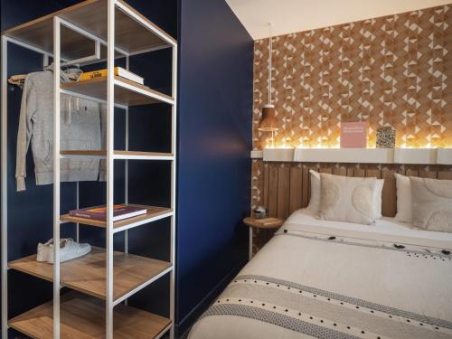 Habitación Triple con 1 cama doble y 1 sofá cama del hotel Ibis Paris Gare Montparnasse Catalogne. Foto 14