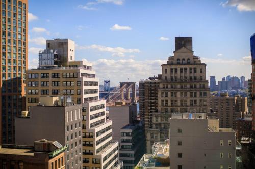 Habitación con 2 camas grandes y vistas a la ciudad del hotel Moxy NYC Downtown. Foto 3