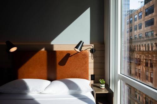 Habitación Doble con vistas a la ciudad - Cama grande del hotel Moxy NYC Downtown. Foto 3