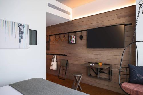 Habitación con cama extragrande, vistas a la ciudad y ducha accesible en silla de ruedas - Adaptada para personas con movilidad reducida del hotel Moxy NYC Downtown. Foto 2