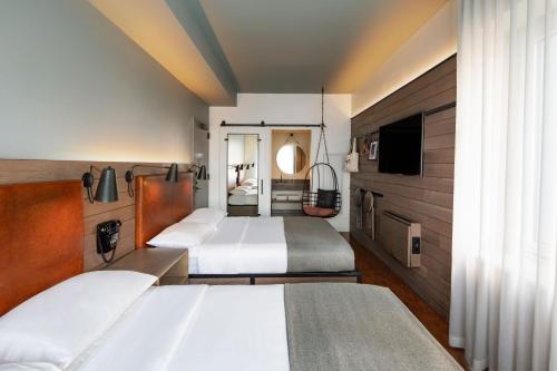 Habitación con 2 camas grandes del hotel Moxy NYC Downtown