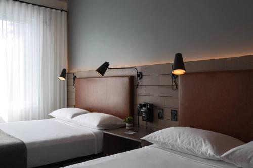 Habitación con 2 camas grandes del hotel Moxy NYC Downtown. Foto 1