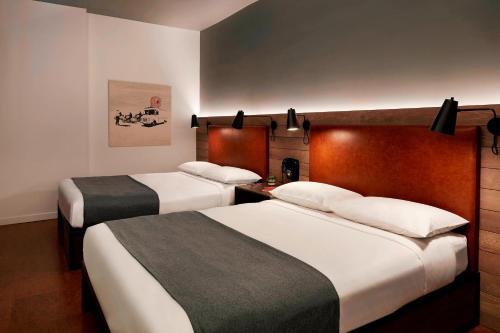 Habitación con 2 camas grandes del hotel Moxy NYC Downtown. Foto 2