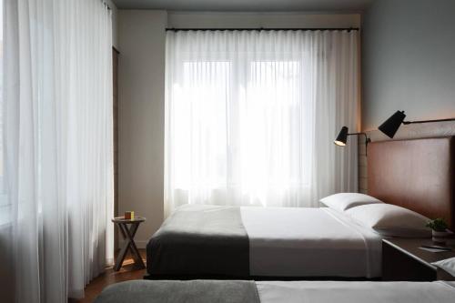 Habitación con 2 camas grandes del hotel Moxy NYC Downtown. Foto 4