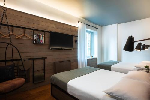 Habitación con 2 camas grandes del hotel Moxy NYC Downtown. Foto 9