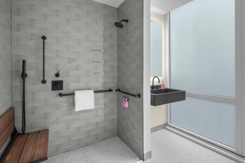 Habitación con 2 camas grandes del hotel Moxy NYC Downtown. Foto 10