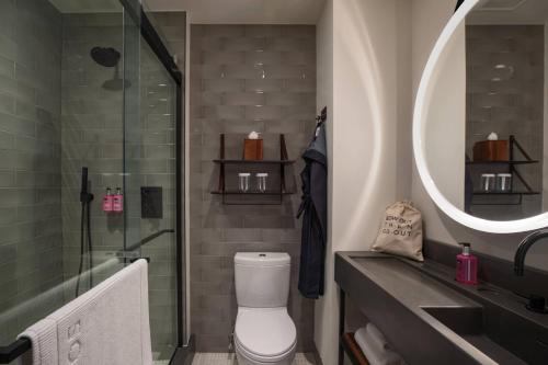 Habitación con 2 camas grandes del hotel Moxy NYC Downtown. Foto 11