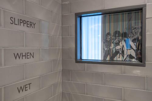 Habitación con 2 camas grandes del hotel Moxy NYC Downtown. Foto 15