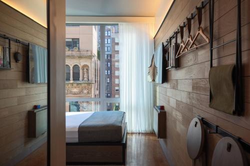 Habitación con cama extragrande y vistas a la ciudad - adaptada para personas con discapacidad auditiva del hotel Moxy NYC Downtown. Foto 2