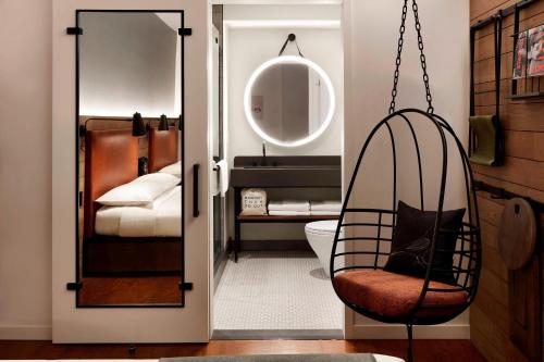 Habitación con 2 camas grandes y vistas a la ciudad del hotel Moxy NYC Downtown. Foto 1