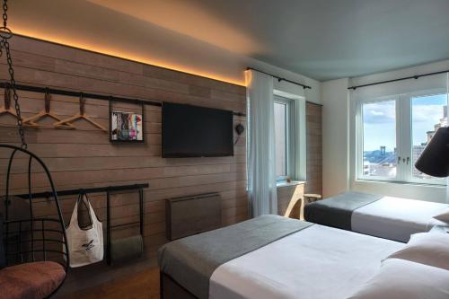 Habitación con 2 camas grandes del hotel Moxy NYC Downtown