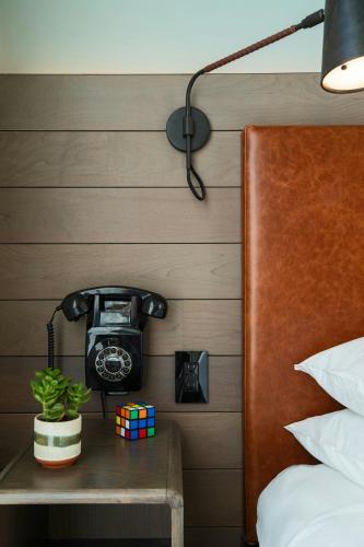 Habitación con cama extragrande. del hotel Moxy NYC Downtown. Foto 8