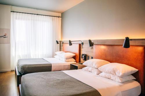 Habitación doble Premium 2 Camas king del hotel Moxy NYC Downtown. Foto 3