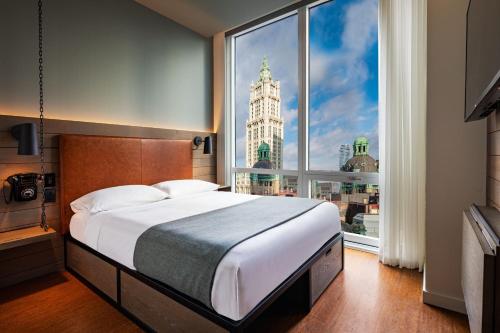 Habitación con cama grande del hotel Moxy NYC Downtown
