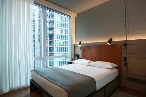 Habitación Doble con vistas a la ciudad - Cama grande del hotel Moxy NYC Downtown. Foto 2