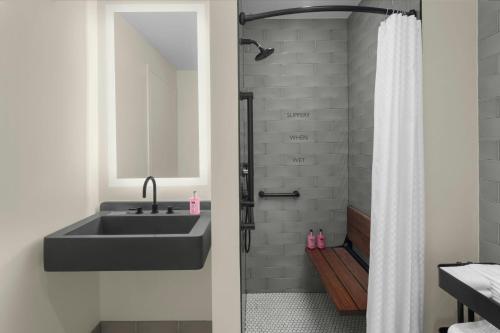 Habitación Doble con vistas a la ciudad - Cama grande del hotel Moxy NYC Downtown. Foto 9