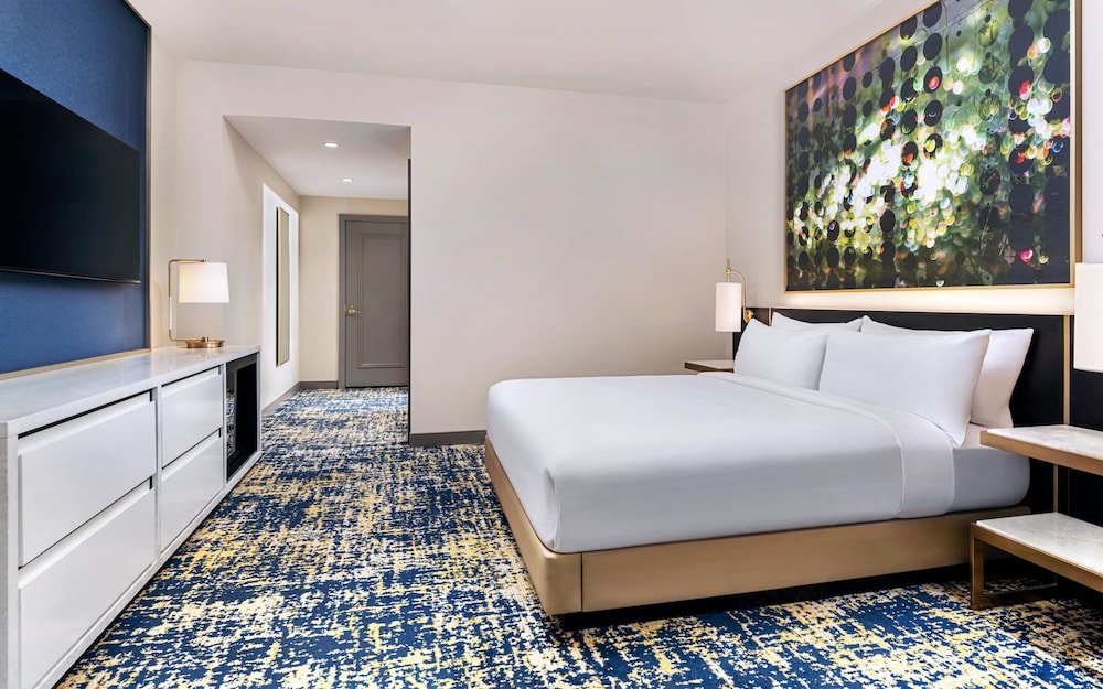 Habitación Deluxe, 1 cama de matrimonio grande, vistas a la ciudad del hotel Las Vegas Hilton at Resorts World. Foto 1
