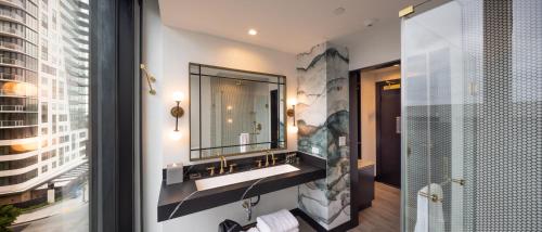 Alojamiento Hollywood con 2 camas grandes del hotel The Godfrey Hollywood. Foto 1