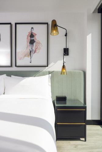 Habitación City - Cama extragrande del hotel The Godfrey Hollywood. Foto 2
