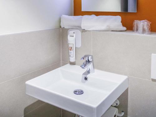 Habitación Estándar con 3 camas individuales del hotel ibis budget Huerta De Murcia. Foto 2