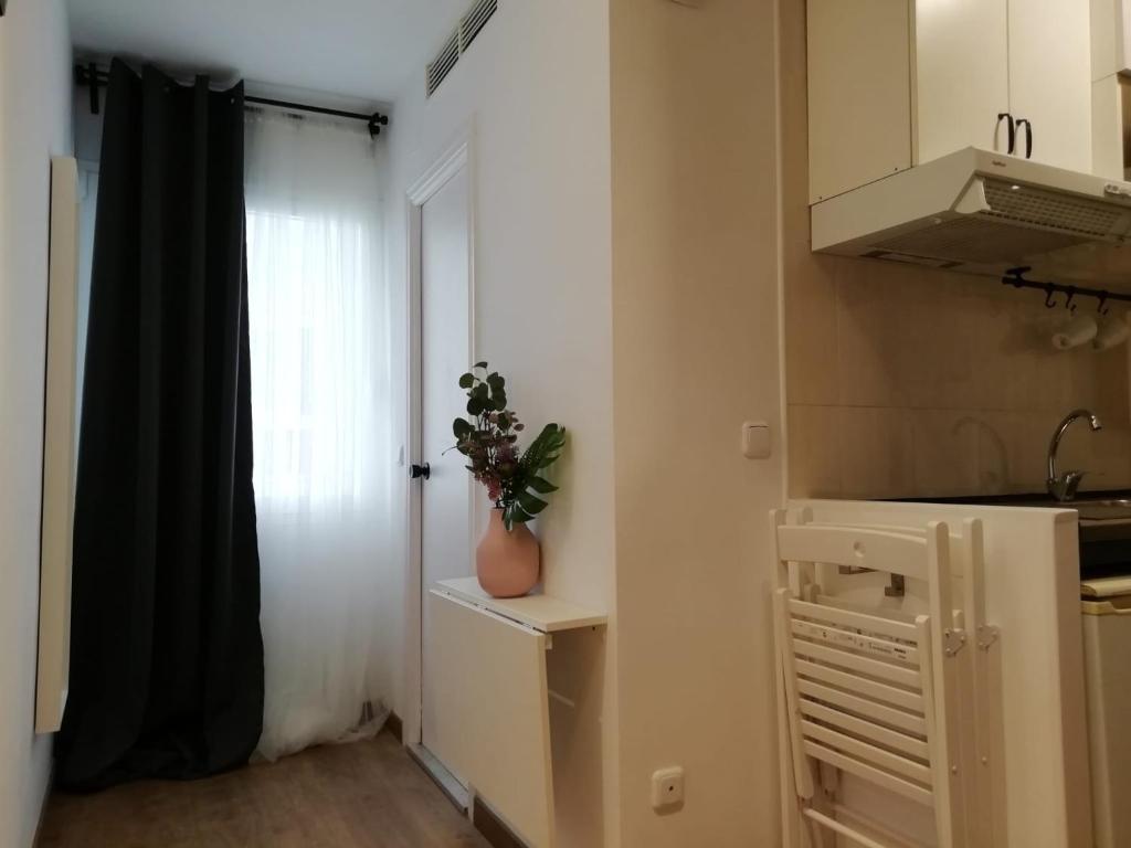 Estudio con Sofa Cama del hotel SmartRental Gran Via 47. Foto 2