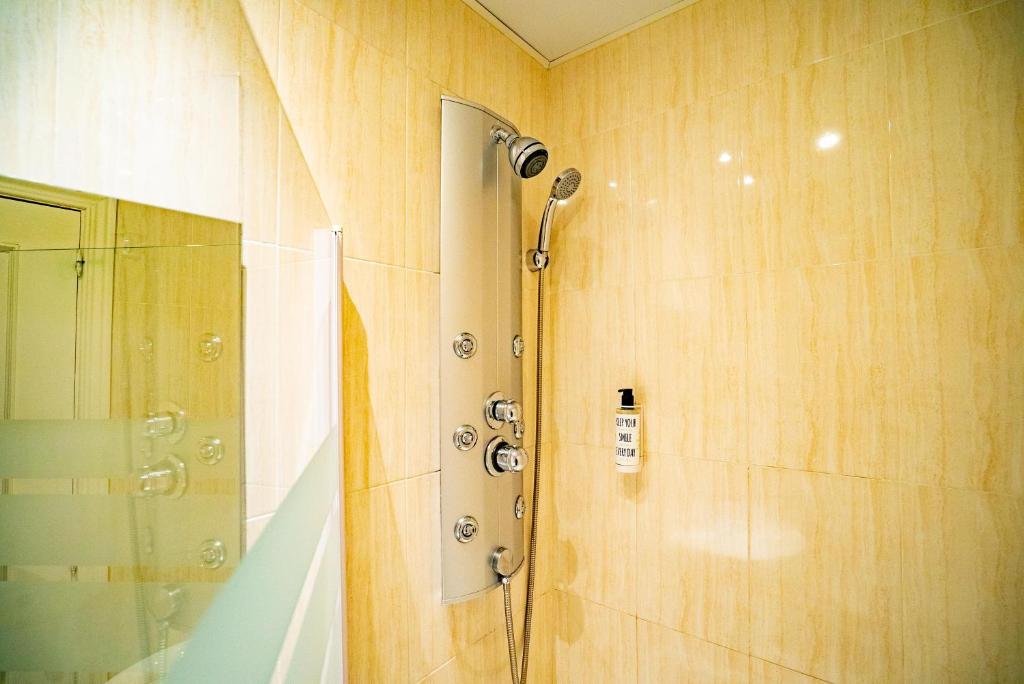 Estudio con Sofa Cama del hotel SmartRental Gran Via 47. Foto 3